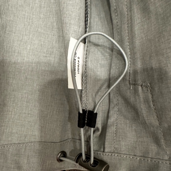 Vuori Women’s Hooded Lightweight Water-Resistant Trainer Jacket - Picture 5 of 6